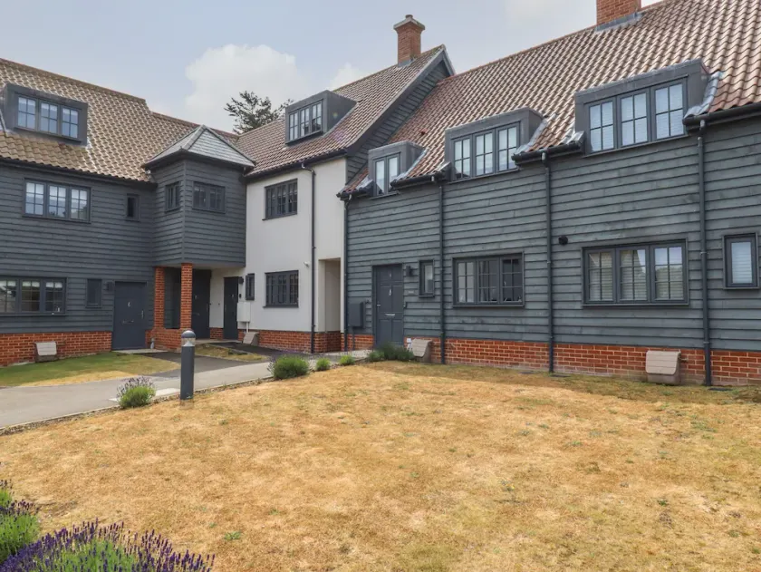 9 OAKS COURT, pet friendly, country holiday cottage in Aldeburgh - Image 1