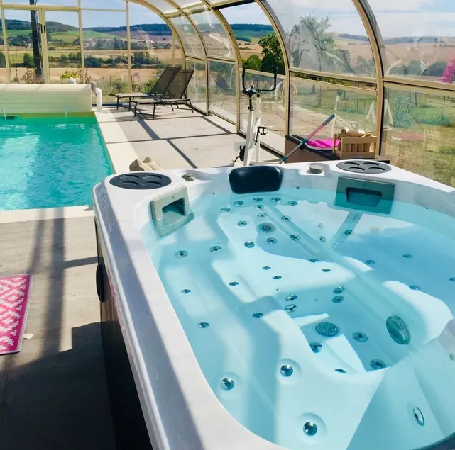Royaume des Bulles-Evasion pool, jacuzzi, spa, massages & Champagne bubbles - Image 1
