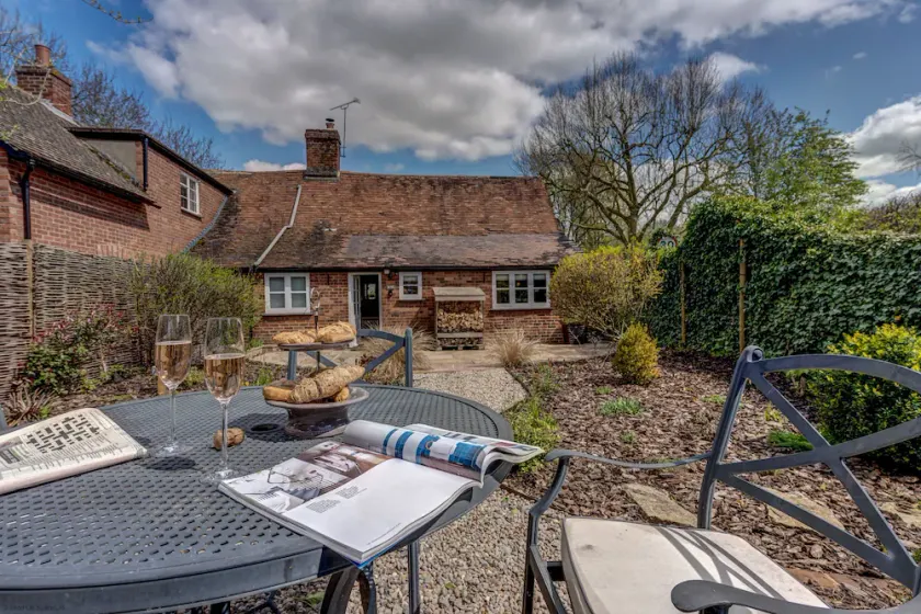 The Bolthole | Oxfordshire Holiday Let | 2 Beds & Sleeps 3 - Image 1
