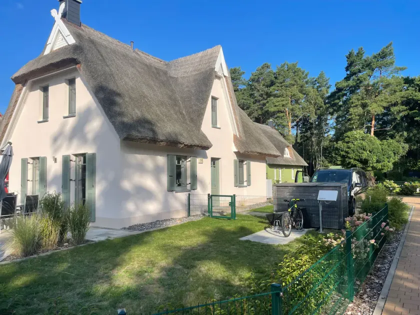 6-person thatched house just 400m from the beach, 3 bedrooms, 2 bathrooms, sauna - Image 1