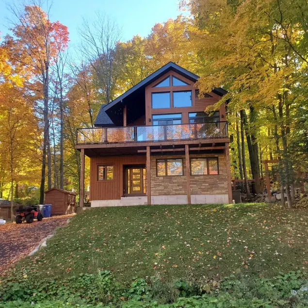Chalet Velo de Montagne et Ski Bromont : Élégant, Confortable et Pratique. - Image 1
