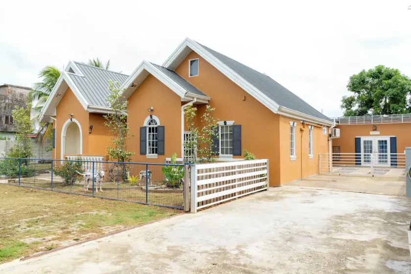2 Bedroom gated Annex -pool, king & queen beds, free parking and wifi - Image 1