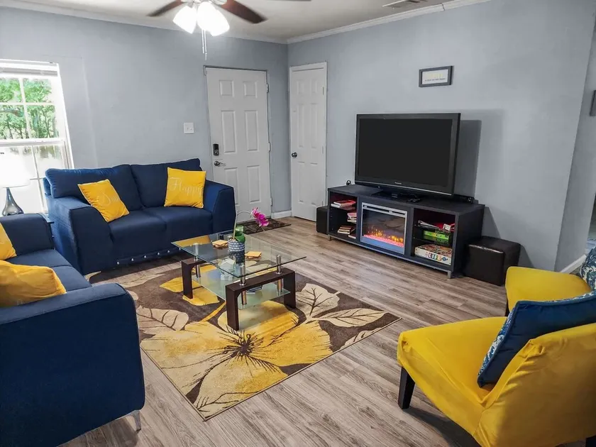 Luxurious beds, remodeled, very clean, quiet neighborhood, big backyard & tree!! - Image 1