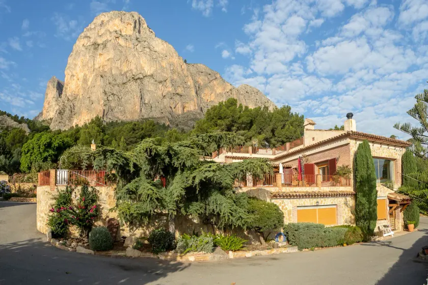 Villa with sea and mountain views - Image 1