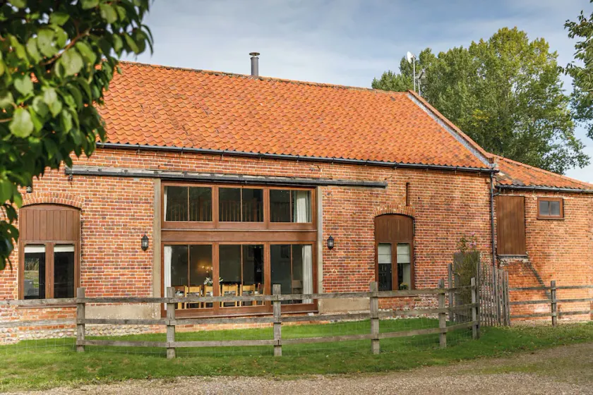 Spacious barn in North Norfolk; perfect for friends and families, with hot tub - Image 1