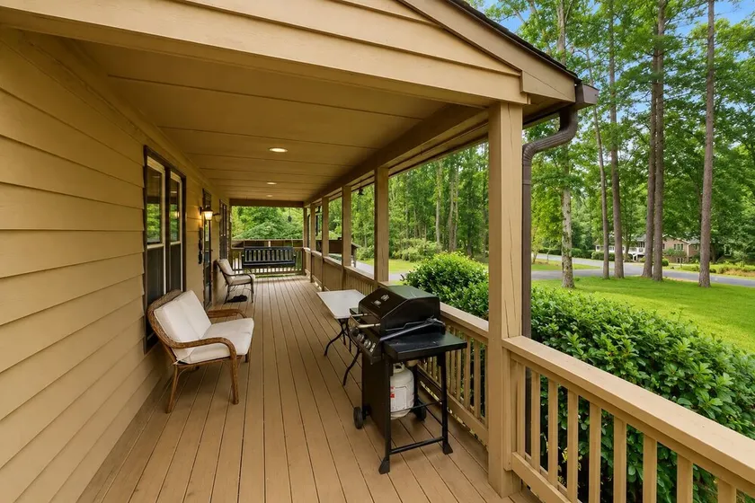 Lake Anna home on large corner lot with kayaks, paddleboard, firepit & grill - Image 1