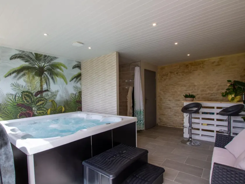 Rural cottage with spa, pets allowed and parking - Image 1