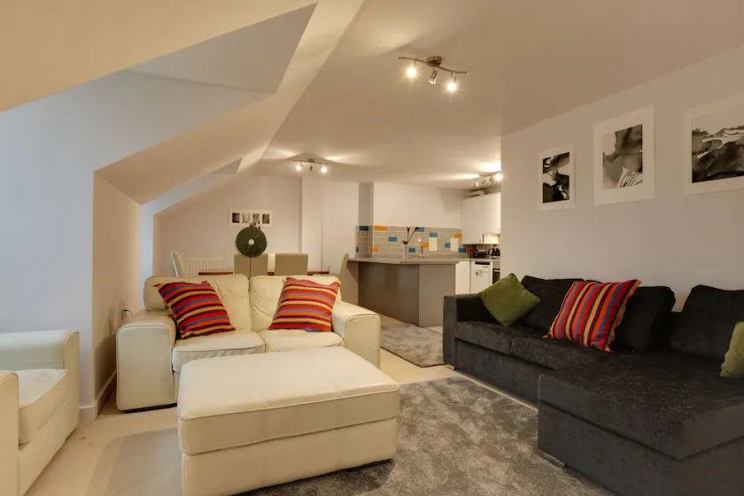 BookedUK - Penthouse 3 Bedroom Apartment - Image 1