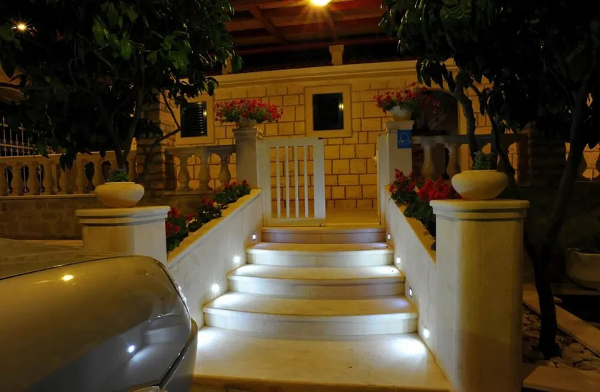 Estudio con piscina, barbacoa y terraza | Vistas al agua - Image 1