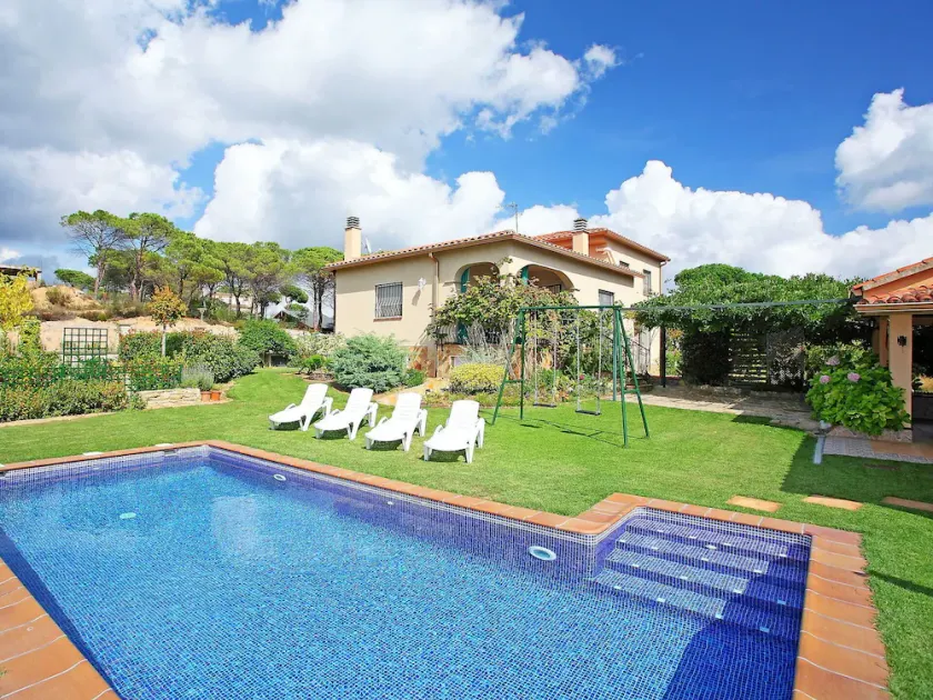 Beautiful private villa for 6 guests with private pool, WIFI, TV, patio and pets allowed - Image 1