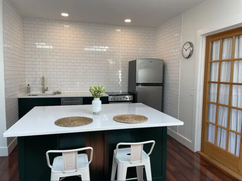 Cottage Street Downtown New Apartment - Image 1