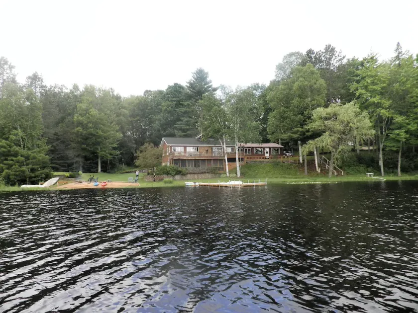 SECLUDED LODGE MIT EINEM DER GRÖSSTEN PRIVATBESTÄNDIGTEN SEEN IN MICHIGAN - Image 1