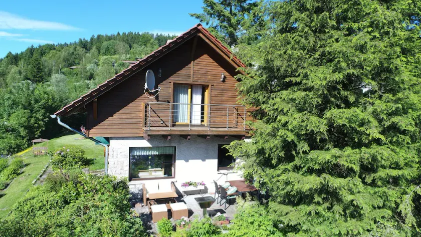 Casa de vacaciones a unos 2 km de la fuente de Werra, cerca de Rennsteig con sauna y bañera de hidromasaje. - Image 1