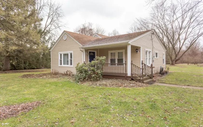 Beautiful home that is quiet, private and secluded. Close to everything! - Image 1