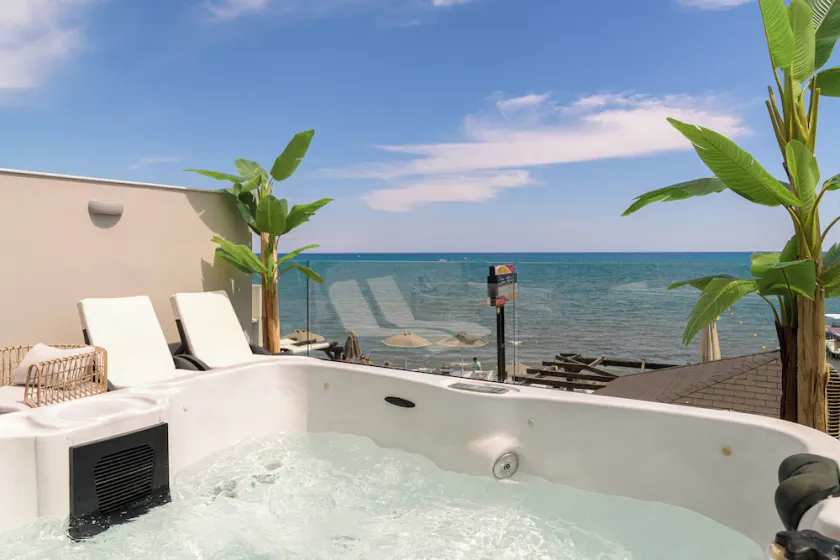 Deluxe Apartment with Sea View-Pearl Luxury Living - Image 1