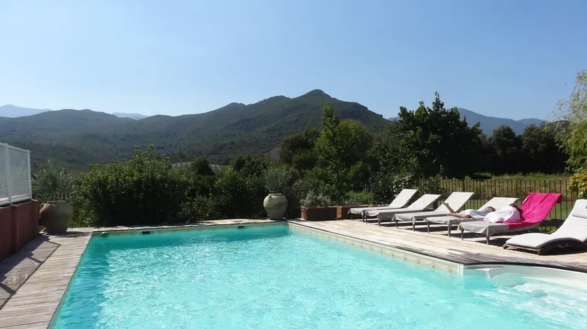 Spacieuse villa avec grand jardin clos, idéale pour familles et groupes d'amis. - Image 1