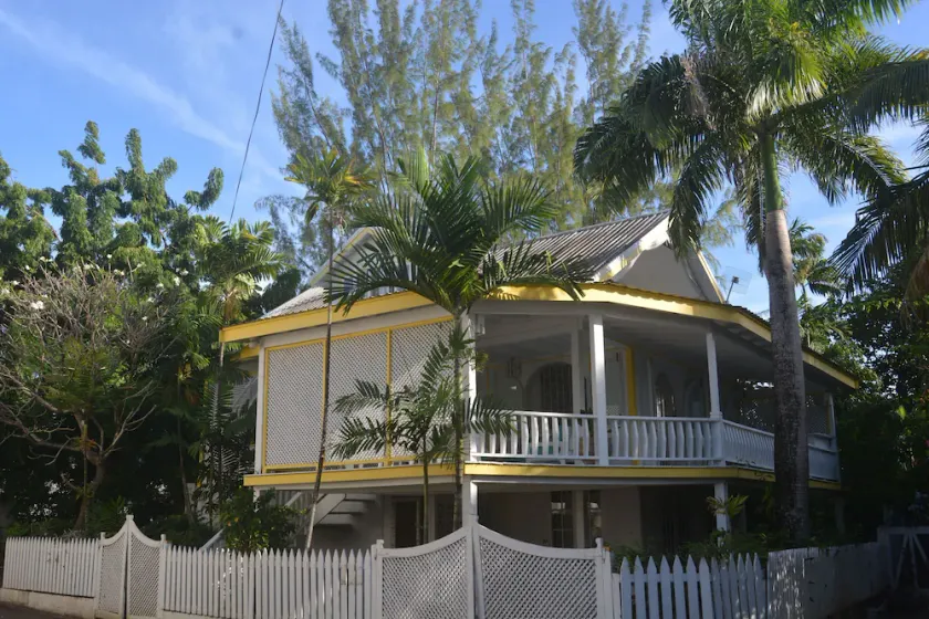 En villa i karibisk stil kun få skridt fra den smukke Fitts Village Beach - Image 1
