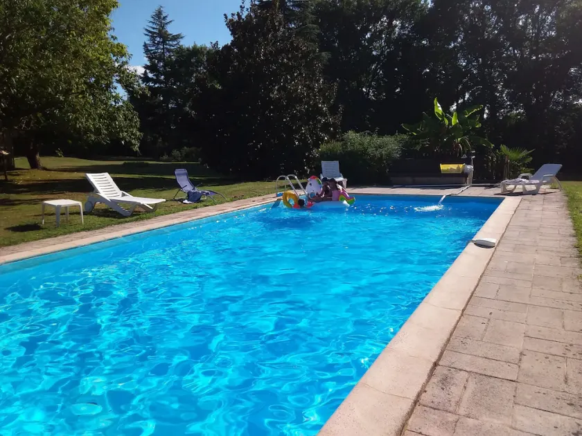 Gîte with swimming pool and air conditioning on the banks of the Lot - Image 1