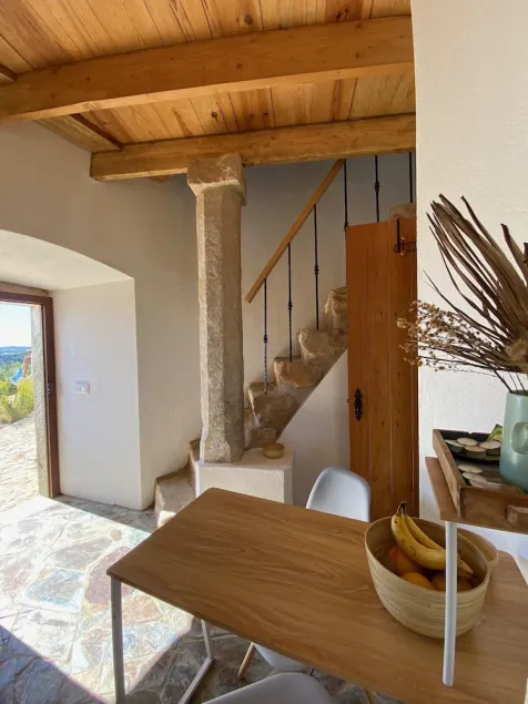 Wunderschöne Mühle und Ausblick im Hinterland der Algarve Küste . - Image 1