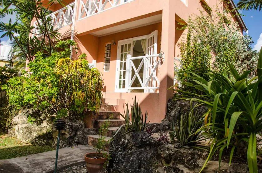 Luxurious self-catering villas available for short-term holiday rental - Image 1