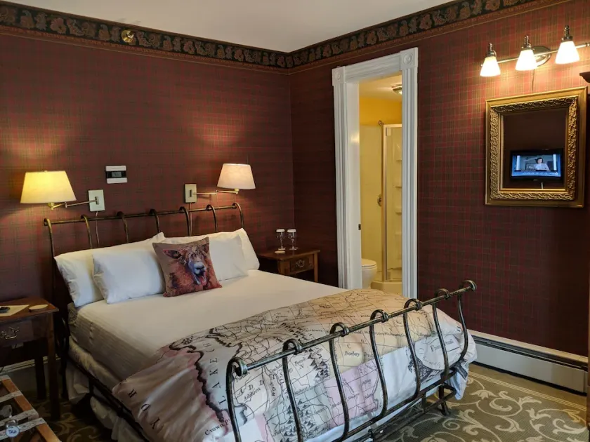 A cozy 2nd Floor Queen B&B guestroom in Downtown Shelburne - Delicious Breakfasts! TRA - Image 1