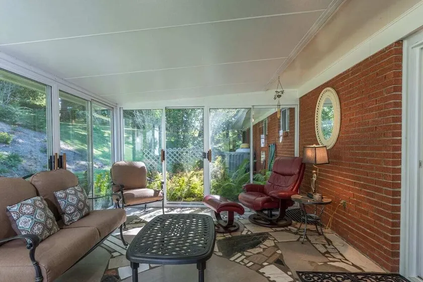 Mtn Retreat~Mins to Downtown Burnsville, WiFi+Grill, EV Level 2 Charger, Private - Image 1