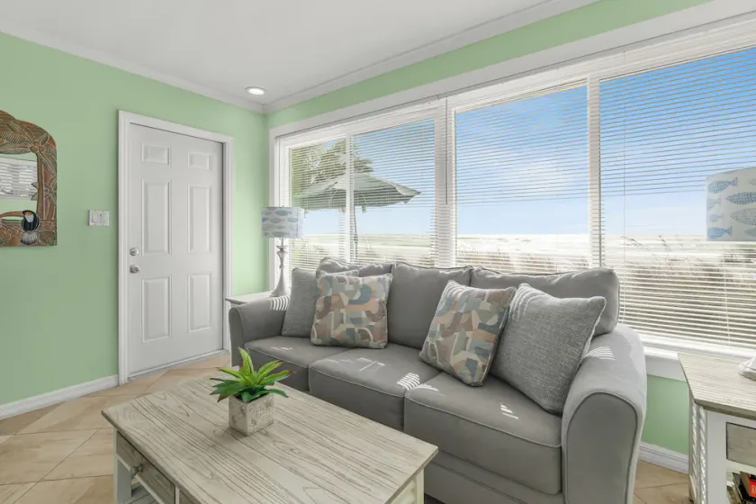 Adorable Beachfront Studio, Private Beach, Originally Part of Starfish Motel - Image 1