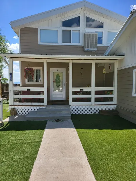 Rocky Mountain Views, sleeps 6, all king beds & 2 living rooms, country setting - Image 1