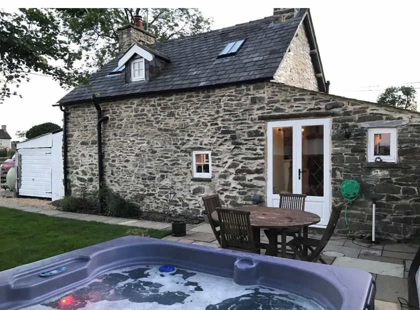 Beautiful detached Welsh country cottage - Image 1