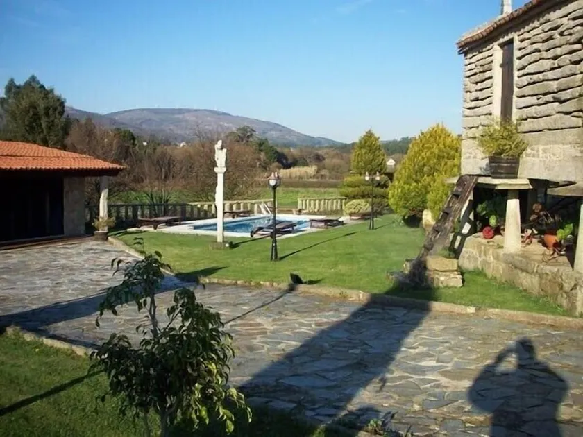 Typical House in a quiet area of ​​fields of grass, enclosed  - Image 1