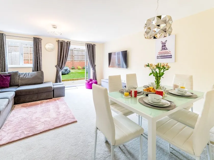 Stylish modern two bedroom home in Shrewsbury - Pass the Keys - Image 1