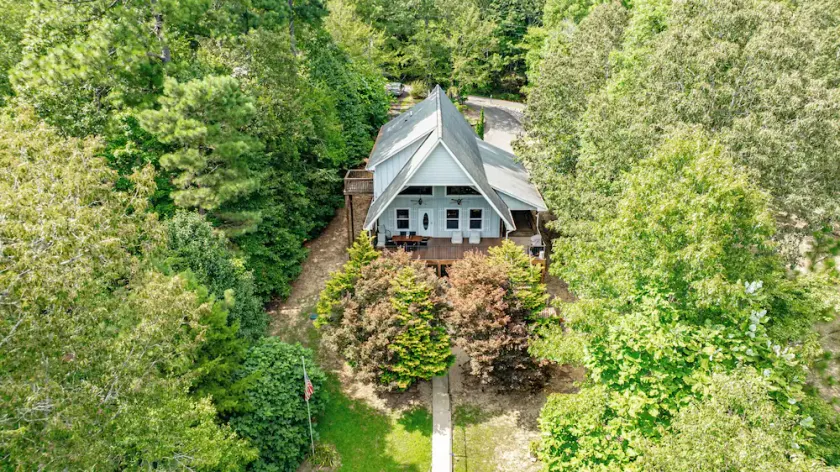 Relaxing 4-Bedroom Cottage on Smith Lake - Image 1