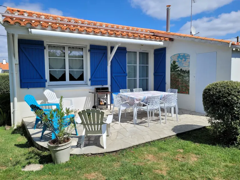 House close to the ocean with fully fenced garden accepting pets. - Image 1