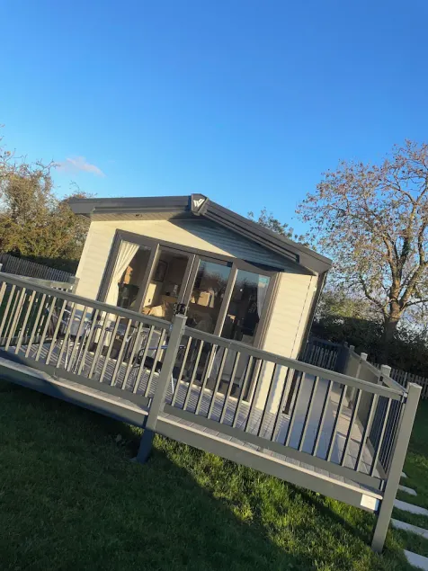 Charming 2-bed Chalet in Tuxford - Image 1