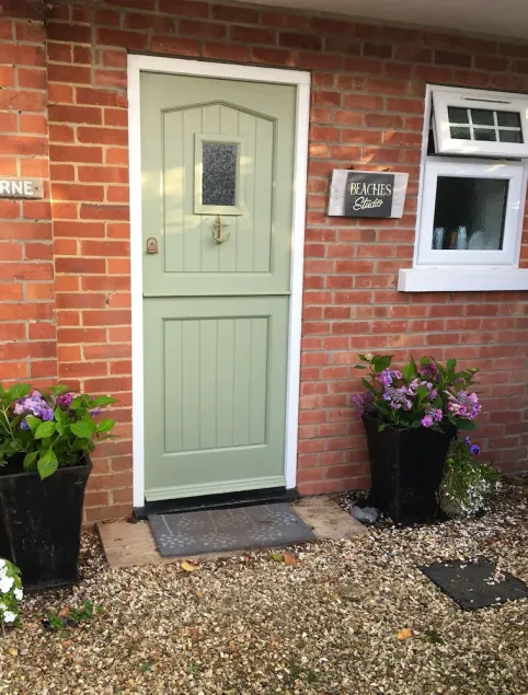 Beaches Studio is in a Fabulous Location with  Views to the Shingle Bank and Iow - Image 1