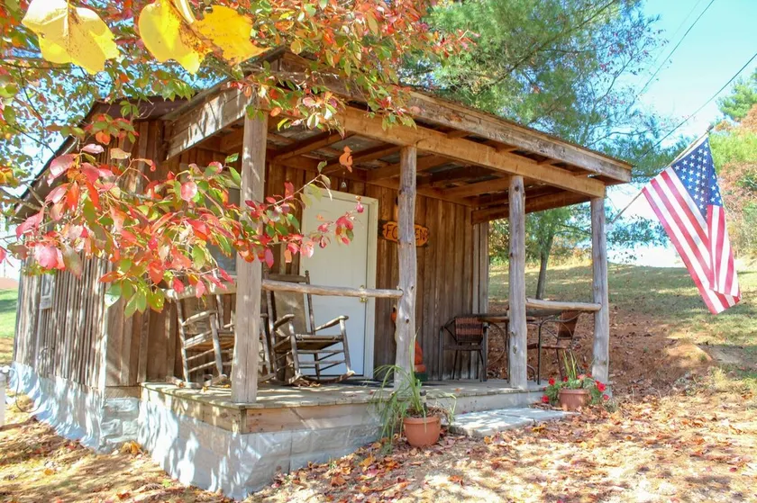 Adorable Hocking Hills Couples Cabin w/ Hot Tub - Image 1