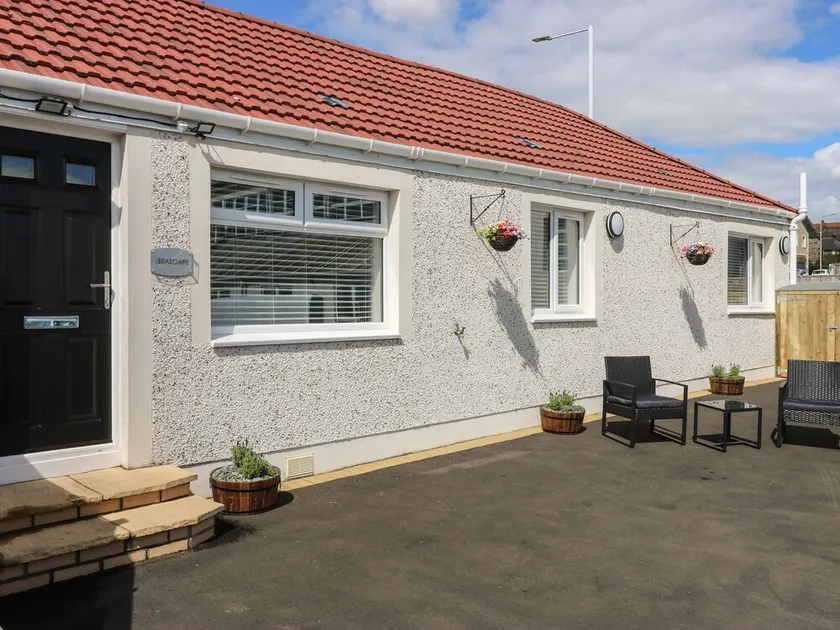 SEASCAPE, country holiday cottage, with a garden in Kinghorn - Image 1