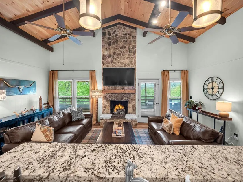 Mountain View! Hot Tub! King Beds! Club Access! Pet friendly - Image 1