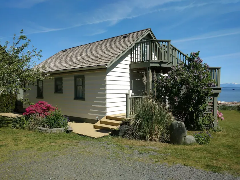 Motel with two private cottages each with Hot Tub and Gas Fireplace on the ocean - Image 1