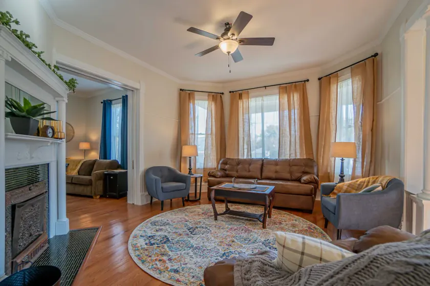 Newly remodeled historic house just steps from the WASHINGTON SQUARE! Sleeps 10! - Image 1