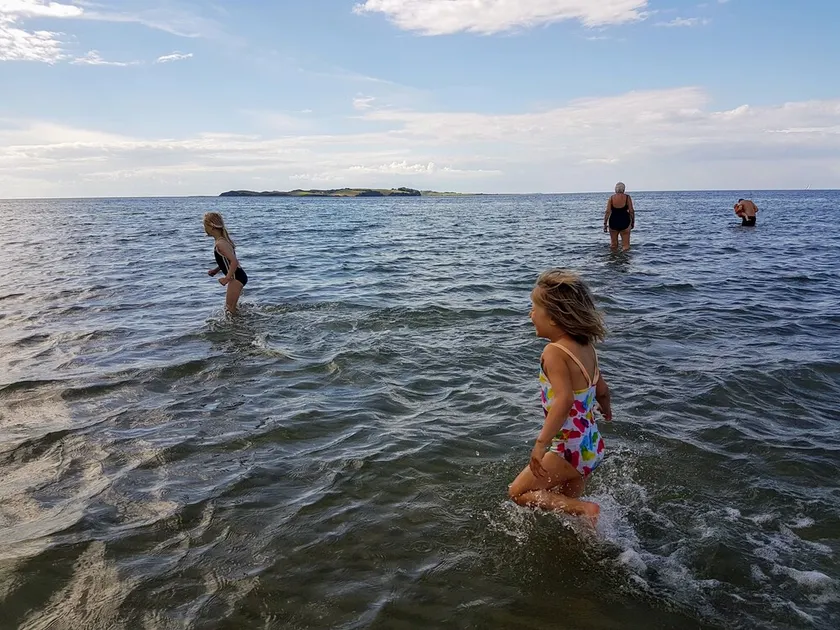 Hyggeligt sommerhus tæt på den dejligste badestrand. - Image 1