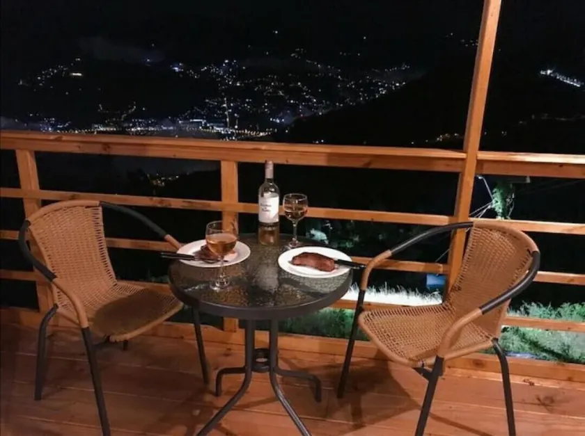 three private luxury cabins - Image 1