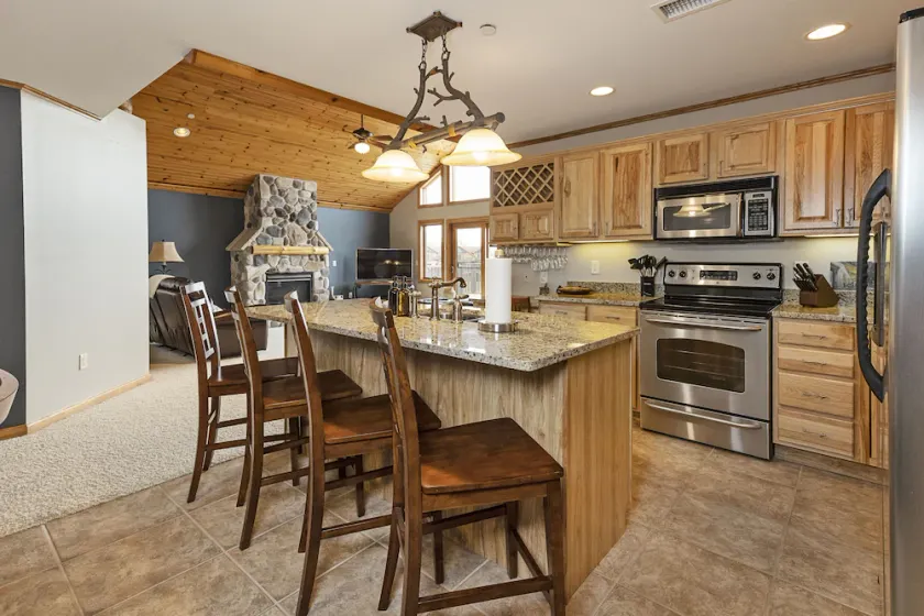 Luxury Lakeside living at Northern Bay Resort. Houses 13 with Exclusive BunkRoom - Image 1