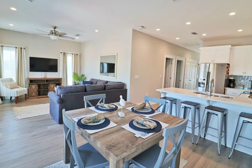 Beautiful condo in walking distance to both the town center and the Bay!  - Image 1