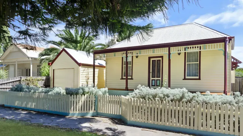 Centrally located & lovingly maintained family home - Image 1