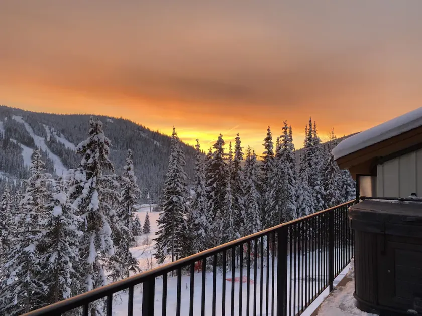 Luxury Top Floor Ski in Ski Out Private Hot Tub and Mountain Views - Image 1
