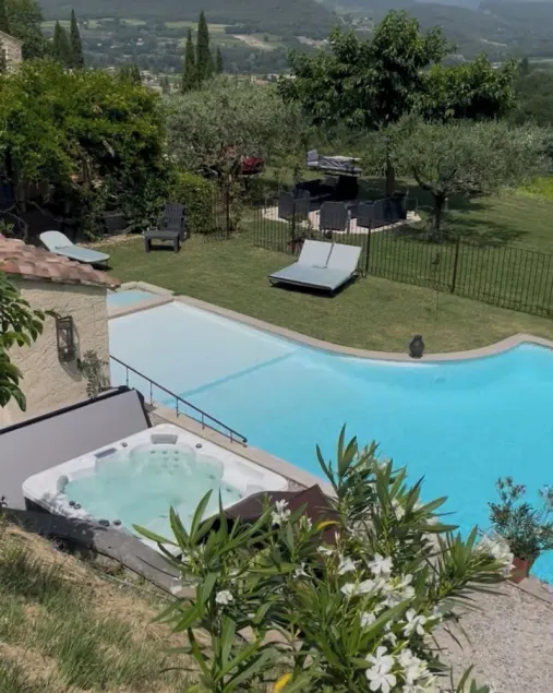 Petit Paradis en Provence face au Mont-Ventoux sur 2,5 hectares - Image 1