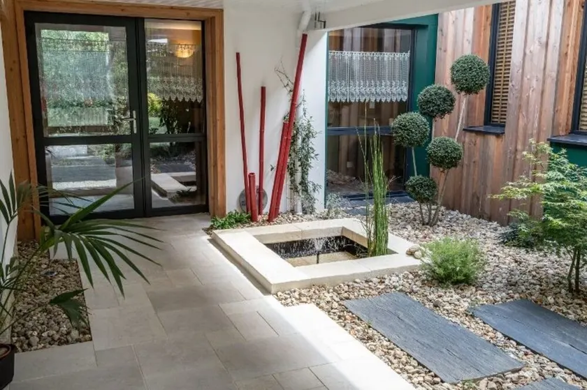 4-star house with patio and garden - Image 1