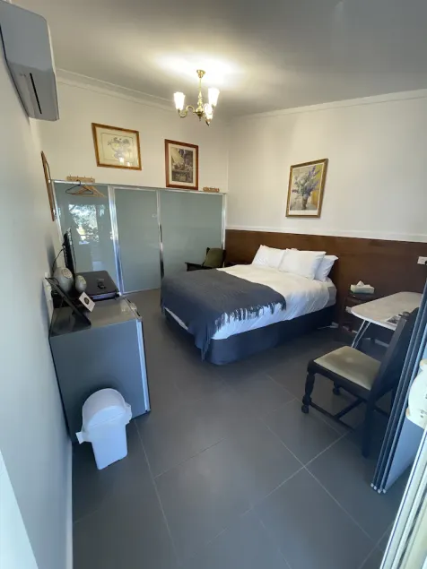 Bodkin cottage room  #4 amongst the trees - Image 1