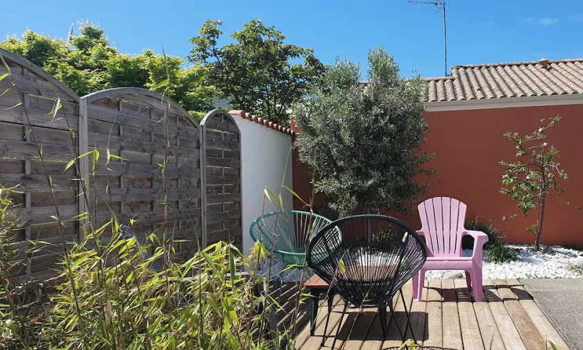 Affascinante casa Vandea con piccolo giardino recintato - Image 1